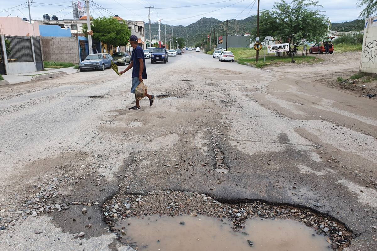 Rellenan los baches con tierra en Alto Valle