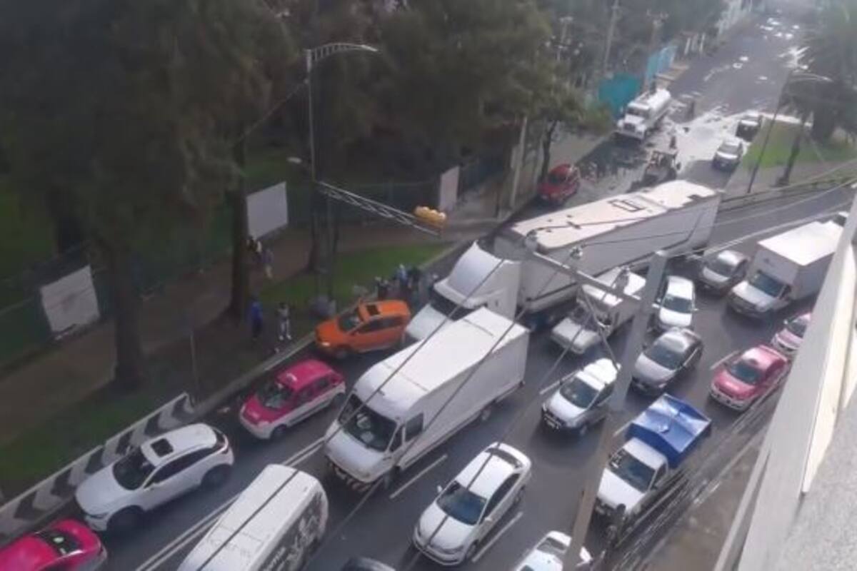 Iztacalco: Tráiler choca 5 autos y genera pelea entre conductores