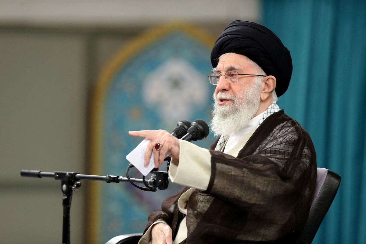 FOTO DE ARCHIVO. El líder supremo de Irán, el ayatolá Ali Jamenei, habla durante una reunión con un grupo de estudiantes en Teherán, Irán. 2 de noviembre de 2022. Oficina del Líder Supremo iraní/WANA (West Asia News Agency)/Handout vía REUTERS