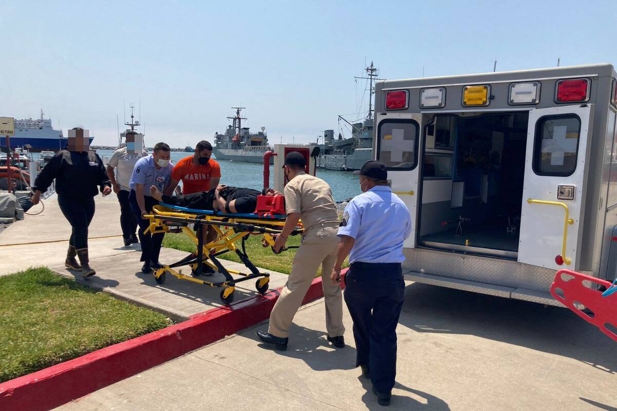 Auxilian a buzo en muelle de la Naval