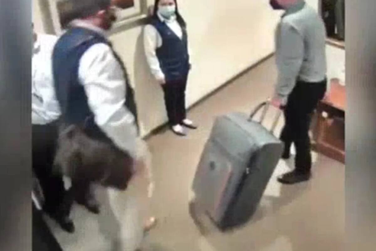 VIDEO: Entregan maleta con pruebas al notificar desafuero a García Cabeza de Vaca