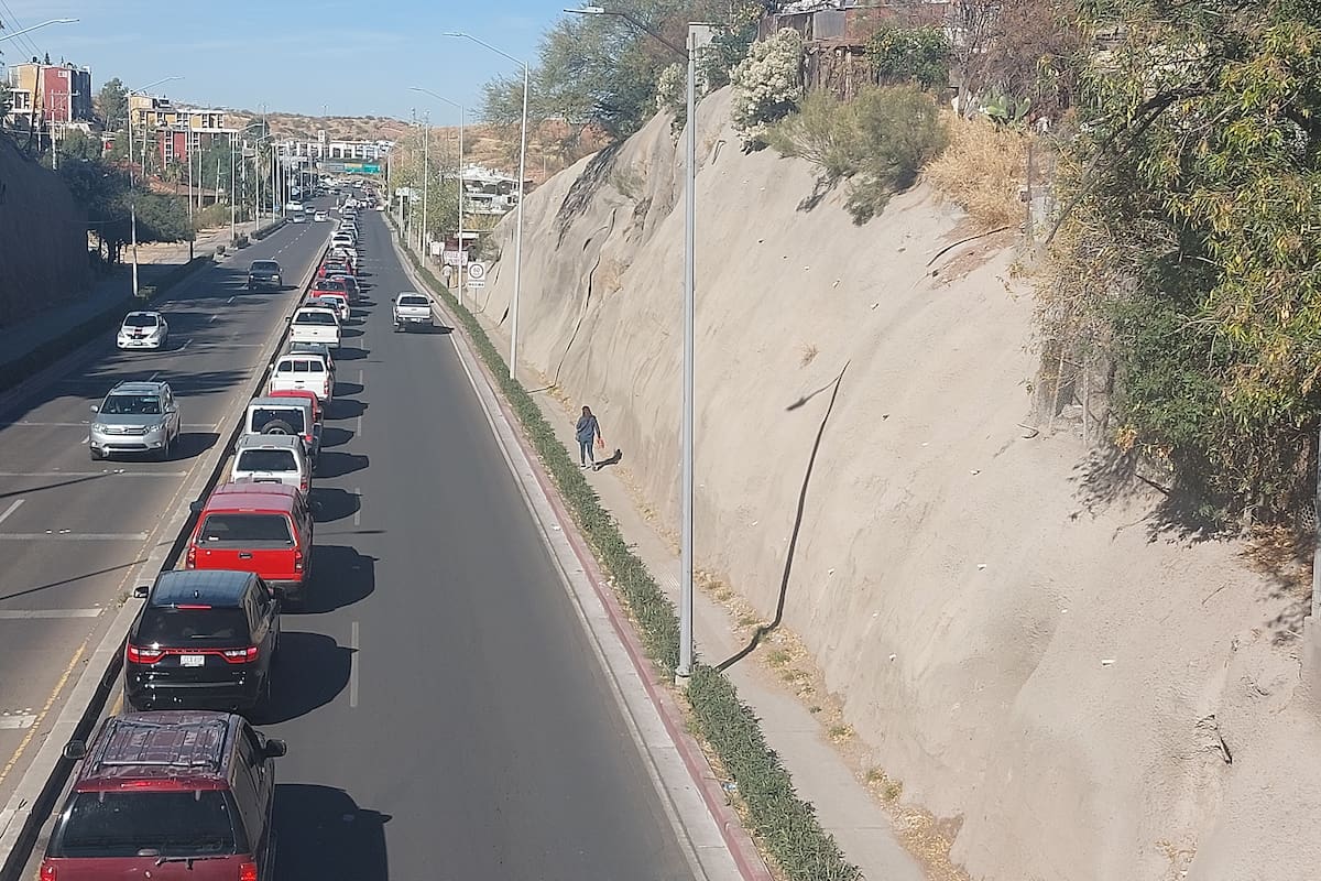 Vuelven las largas filas en las garitas de Nogales