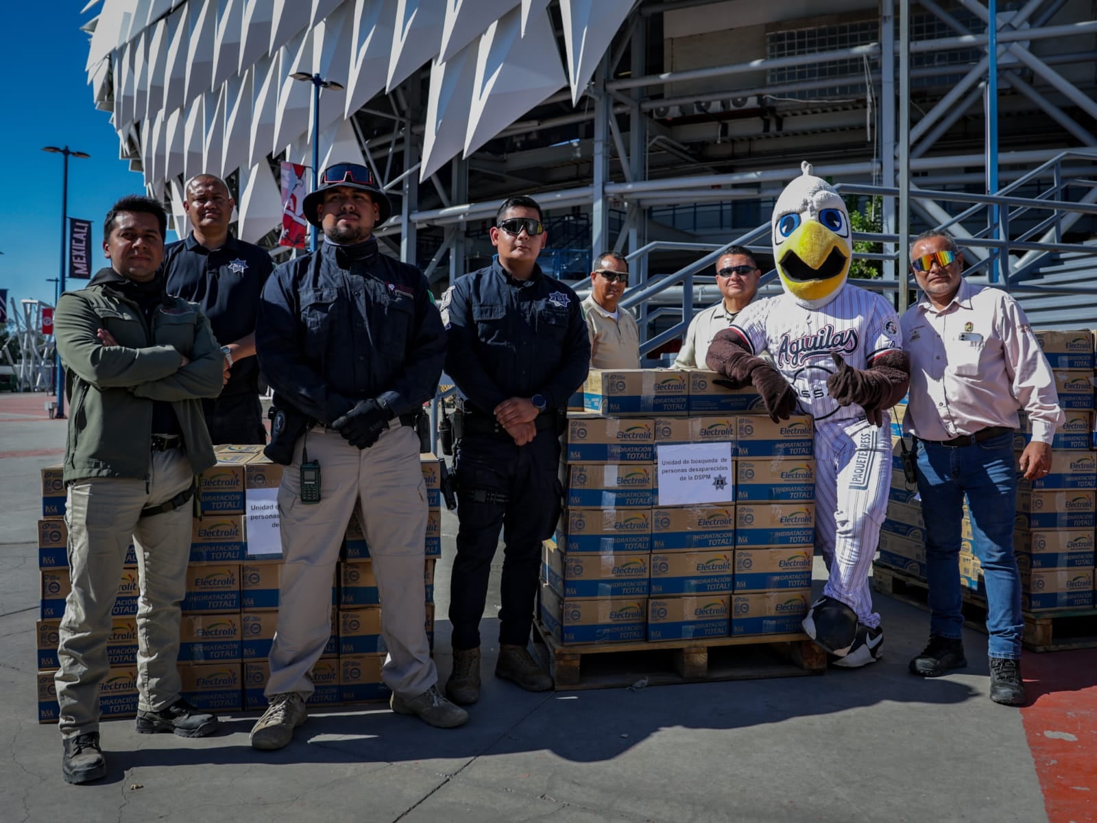 Una gran cantidad de cajas de suero fueron donadas por el Club Águilas de Mexicali a diversos cuerpos de emergencia, entre ellos grupos de búsqueda, corporaciones de rescate y el Heroico Cuerpo de Bomberos. Foto: Javier Gallegos