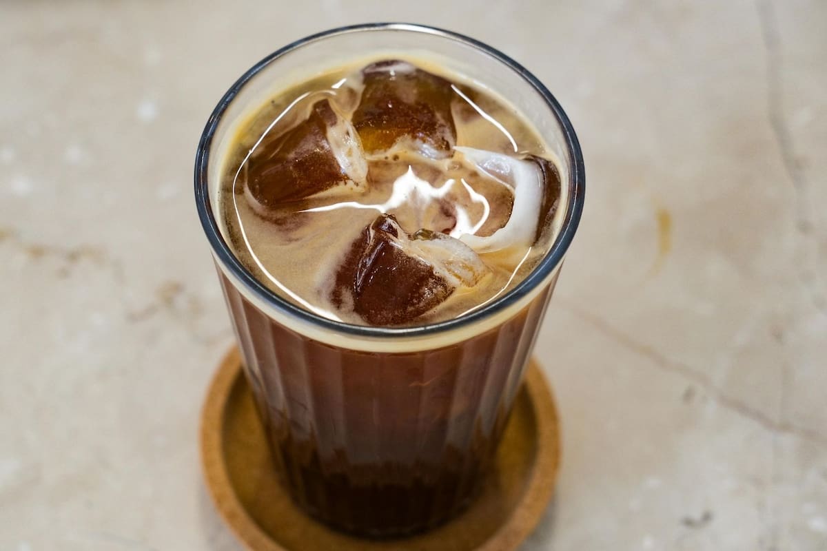 El truco del hielo con café para despertar la piel cansada por las mañanas