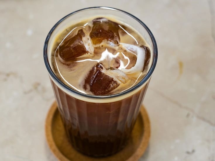 El truco del hielo con café para despertar la piel cansada por las mañanas