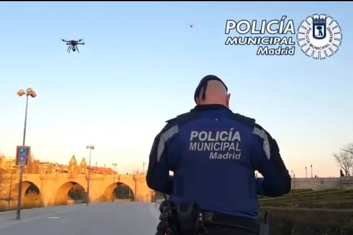 Policía en Madrid usa drones para medidas preventivas por coronavirus