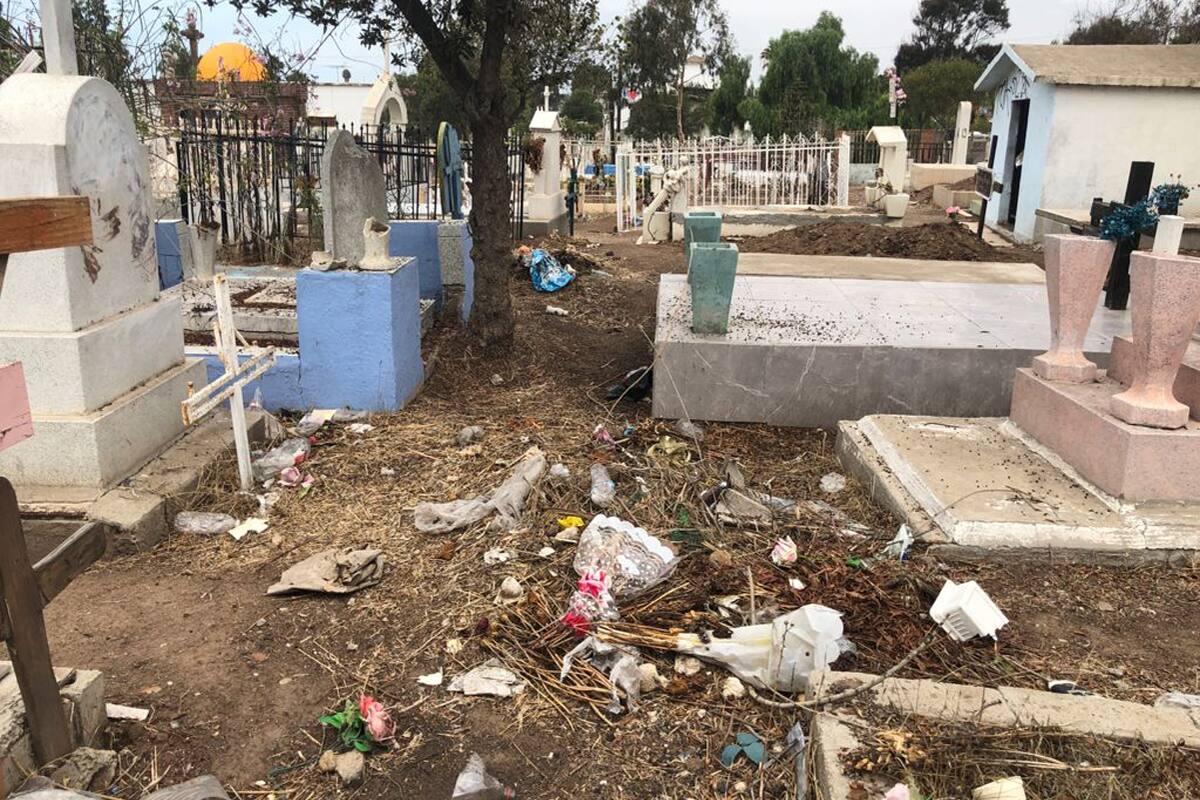 Basura inunda el panteón municipal de Rosarito
