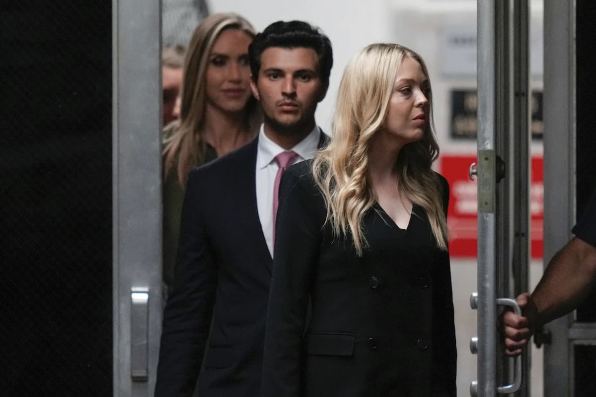 Tiffany Trump, Michael Boulos y Lara Trump regresan de un receso en el Tribunal Penal de Manhattan, el martes 28 de mayo de 2024, en Nueva York. | Crédito: AP/Julia Nikhinson, Pool