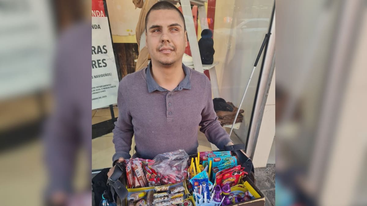 Jesús Tadeo Ramírez, joven con discapacidad visual en Hermosillo, espera vender dulces para comprar ropa abrigadora esta temporada navideña