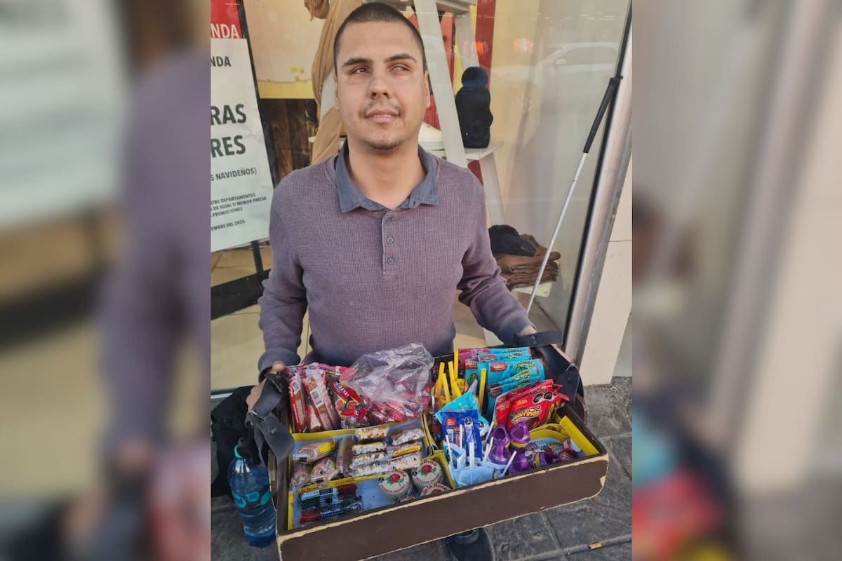 Jesús Tadeo Ramírez, joven con discapacidad visual en Hermosillo, espera vender dulces para comprar ropa abrigadora esta temporada navideña