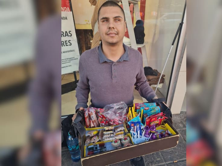 Jesús Tadeo Ramírez, joven con discapacidad visual en Hermosillo, espera vender dulces para comprar ropa abrigadora esta temporada navideña