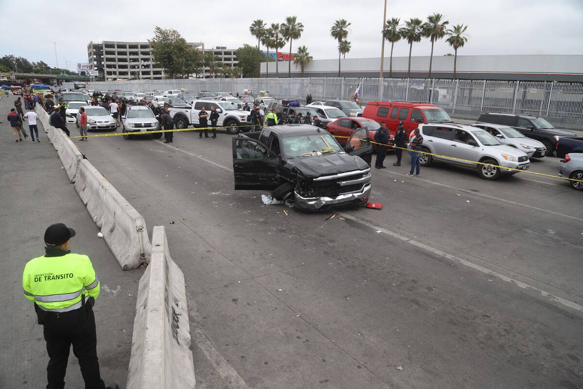 Norteamericano huye de Policía, atropella a 4 y choca 15 autos