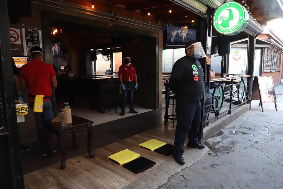 Reabren bares con poco público
