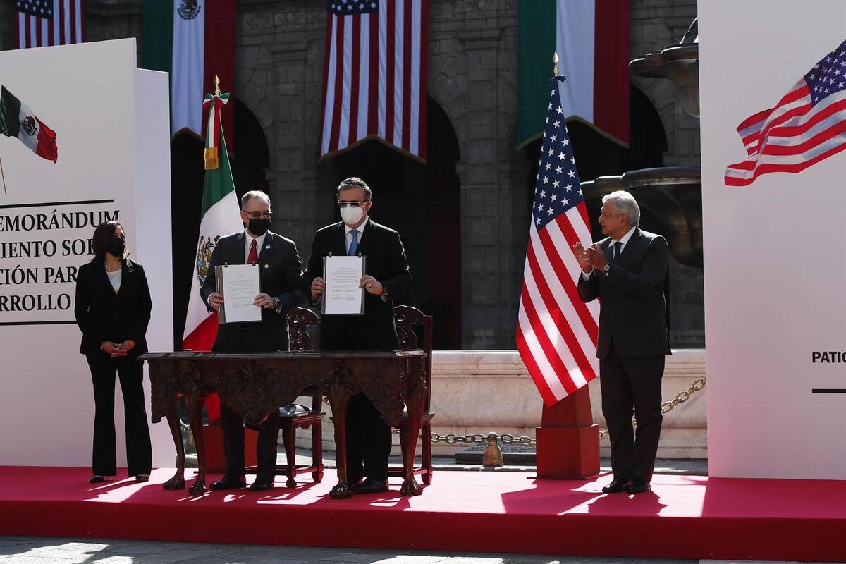 AMLO y Harris firman memorándum entre México y EU por la cooperación migratoria