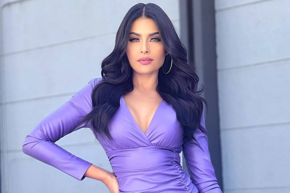 Kristal Silva posa en traje de baño