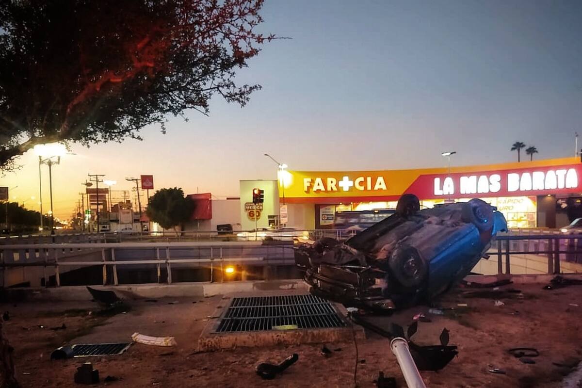 Choca y vuelca frente al monumento a Lázaro Cárdenas