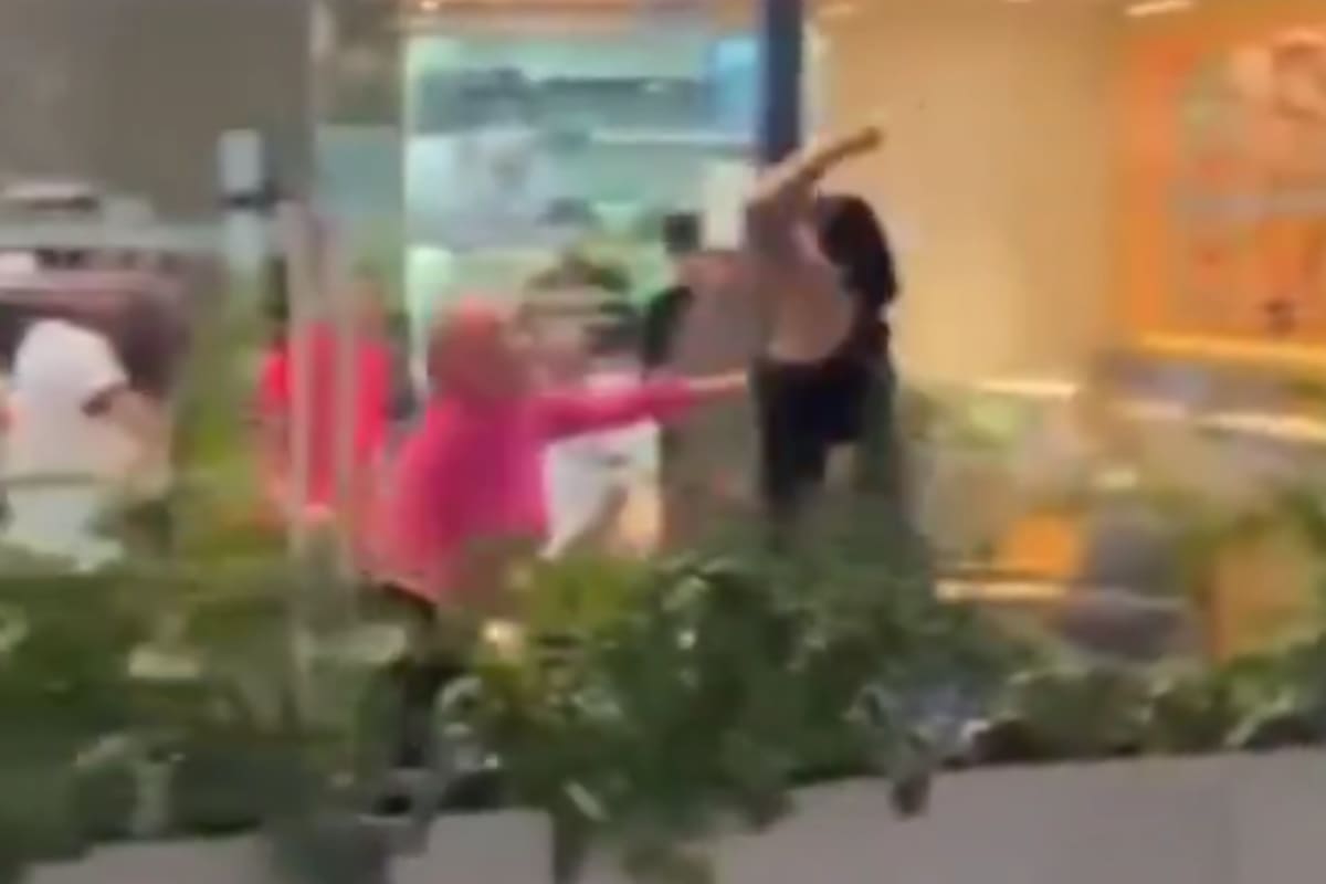 Mujer enfrenta a presunta amante de su pareja en plena plaza de Michoacán (VIDEO)