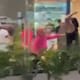 Mujer enfrenta a presunta amante de su pareja en plena plaza de Michoacán (VIDEO)