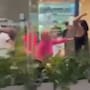 Mujer enfrenta a presunta amante de su pareja en plena plaza de Michoacán (VIDEO)