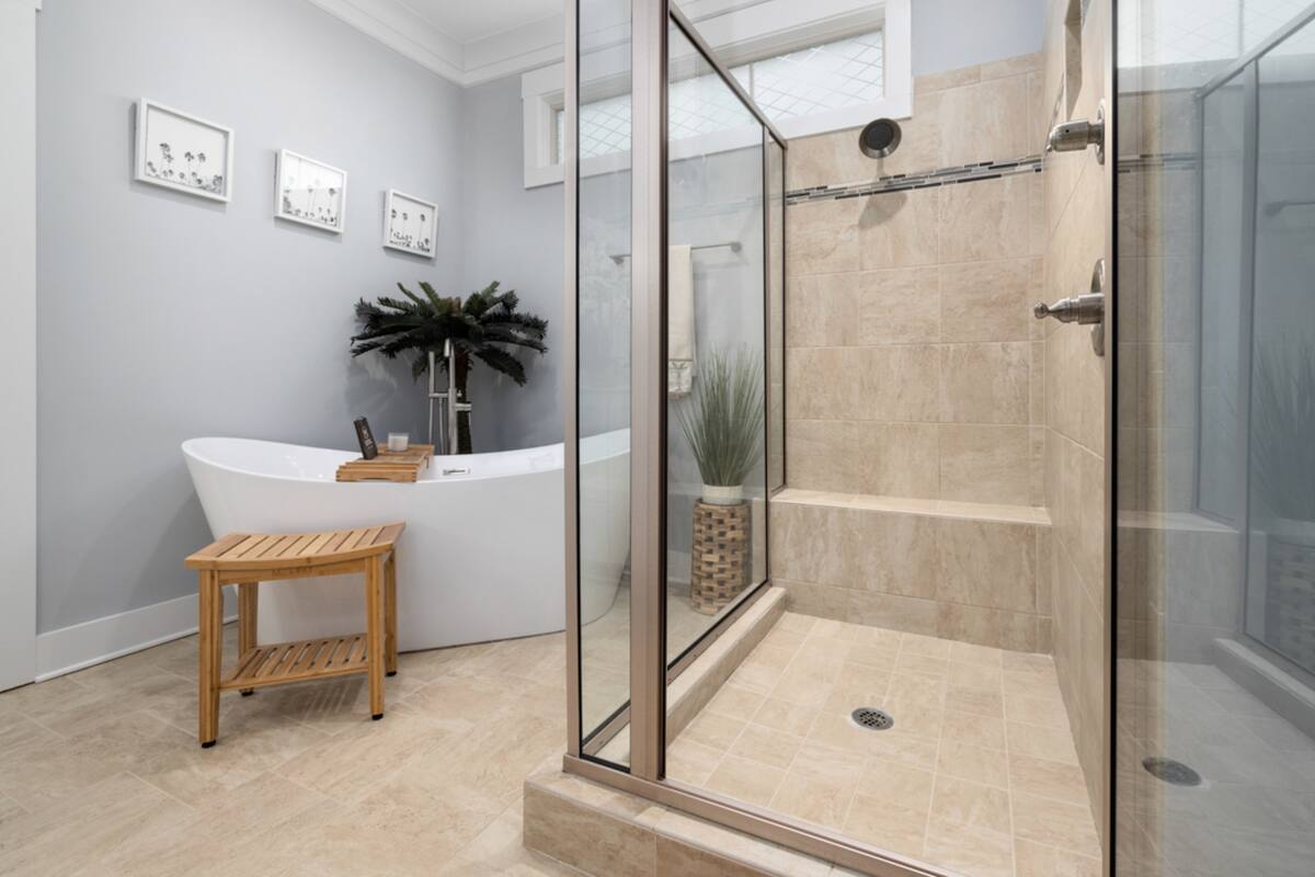 Un doctor te explica por qué nunca deberías orinar en la ducha