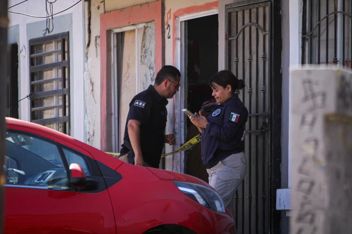 El hallazgo ocurrió tras un reporte por olores fétidos; agentes encontraron el cuerpo con huellas de violencia y aseguraron a un hombre en la vivienda. Foto: Border Zoom.