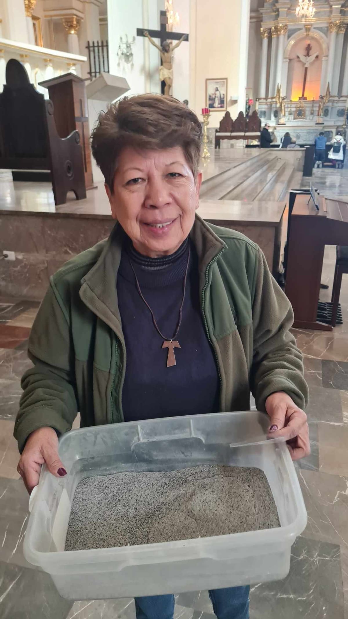 Susana Miramontes Catequista de la Catedral de Hermosillo empaca la ceniza que se impondrá mañana Miércoles de Ceniza para dar inicio a la cuaresma. FOTOS: JULIÁN ORTEGA