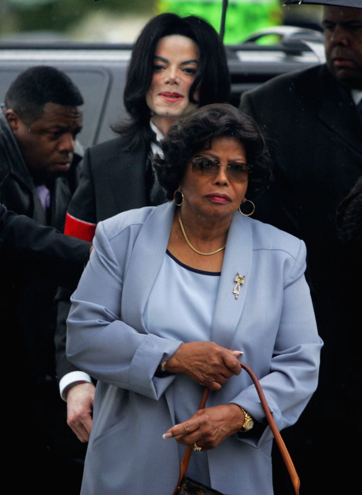 ARCHIVO - En esta fotografía de archivo del lunes 28 de febrero de 2005, Michael Jackson sigue a su madre, Katherine Jackson, mientras llegan a la corte en el primer día de su juicio por abuso sexual infantil en el Tribunal Superior del Condado de Santa Barbara, en Santa Maria, California. | Crédito: AP/Marcio Jose Sanchez