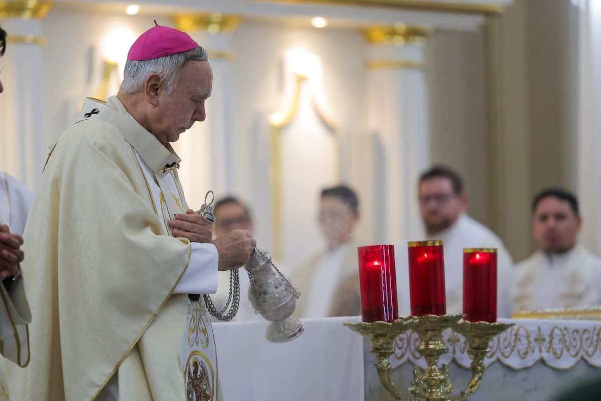 El arzobispo de Hermosillo, Ruy Rendón Leal, presidió la misa de exequias de cuerpo presente de José Ulises Macías Salcedo. | Eleazar Escobar