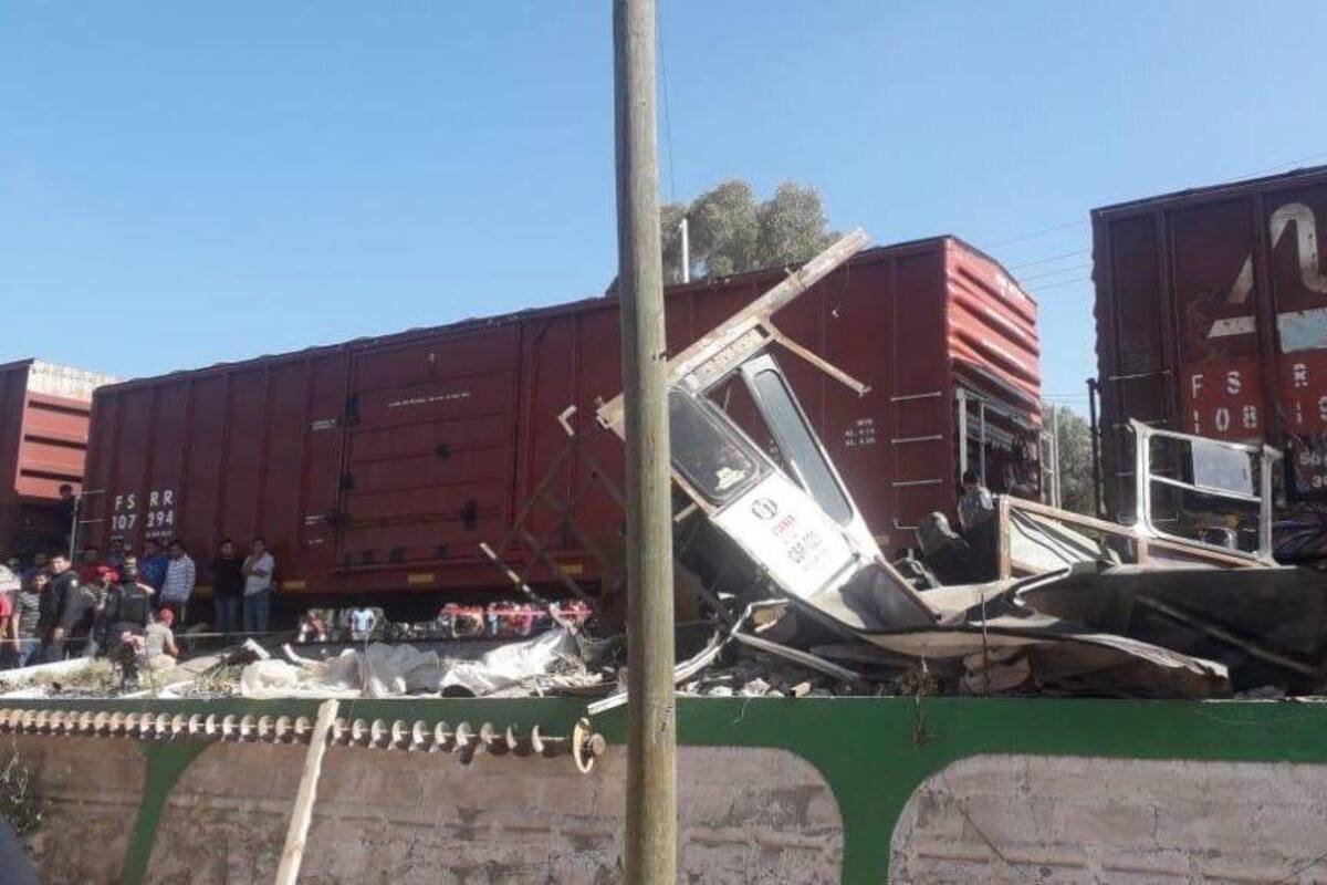 Accidente entre transporte público y tren deja 9 muertos en Querétaro