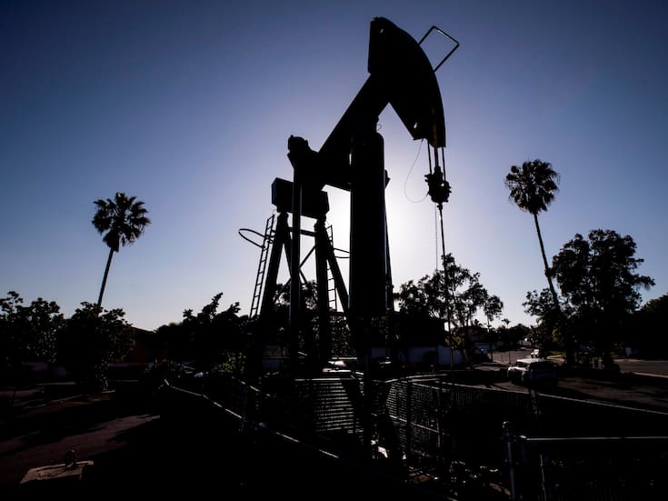 Debido a exceso de oferta en petroleo en el mercado, el precio del crudo baja, marcando jornada de cuatro días consecutivos en Estados Unidos