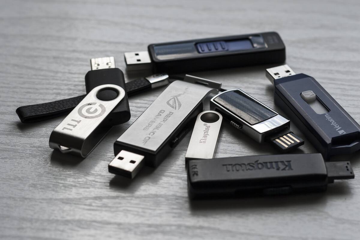 El FBI dice que 'hackers' envían a empresas dispositivos USB llenos de 'malwares'