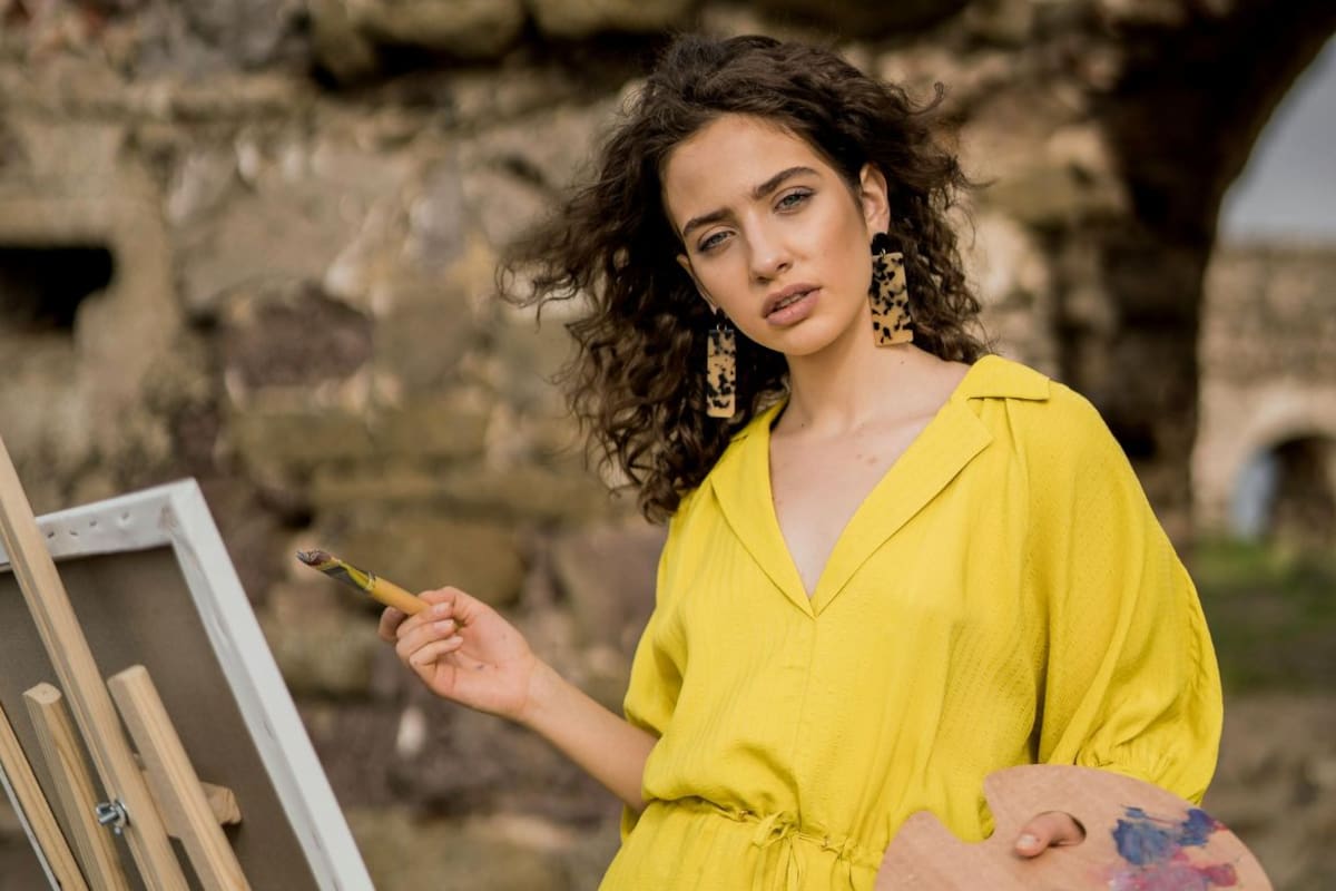 Amarillo será el color protagonista de la primavera: cómo integrarlo con estilo en tus looks de temporada