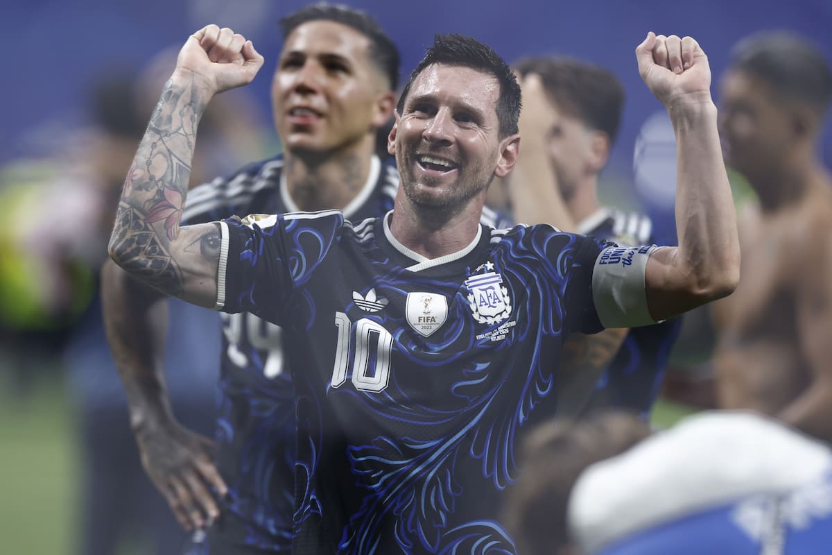 Lionel Messi de Argentina celebra su victoria después del partido de semifinales del Mundial de la FIFA 2026 entre Inglaterra y Argentina, en Atlanta, Estados Unidos, el 15 de julio de 2026. EFE/EPA/WILL OLIVER