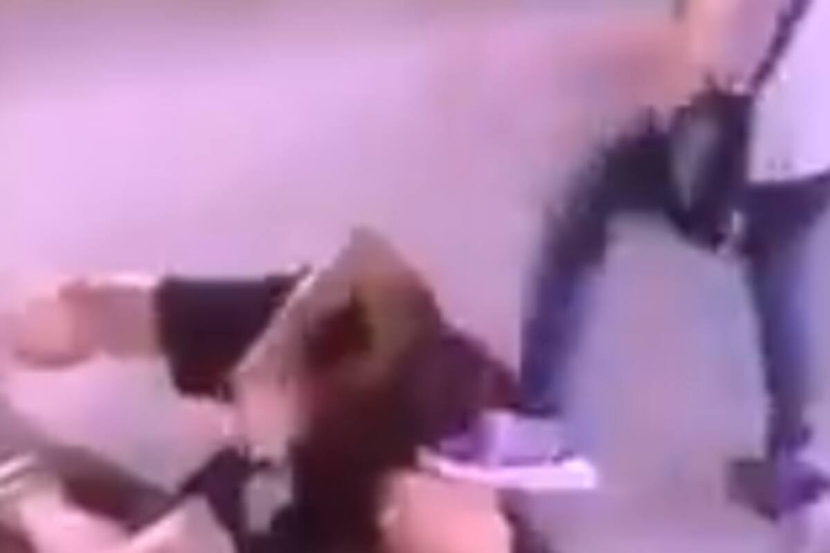 VIDEO: Mujer golpea brutalmente a un hombre en vía pública de Barcelona; la arrestan los Mossos d'Esquadra