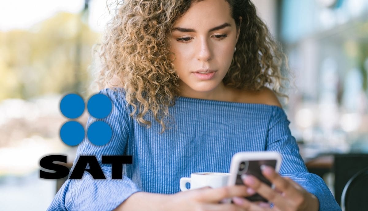 Una contribuyente consulta la plataforma digital del Servicio de Administración Tributaria desde su teléfono celular para tramitar su Constancia de Situación Fiscal. | Magnific