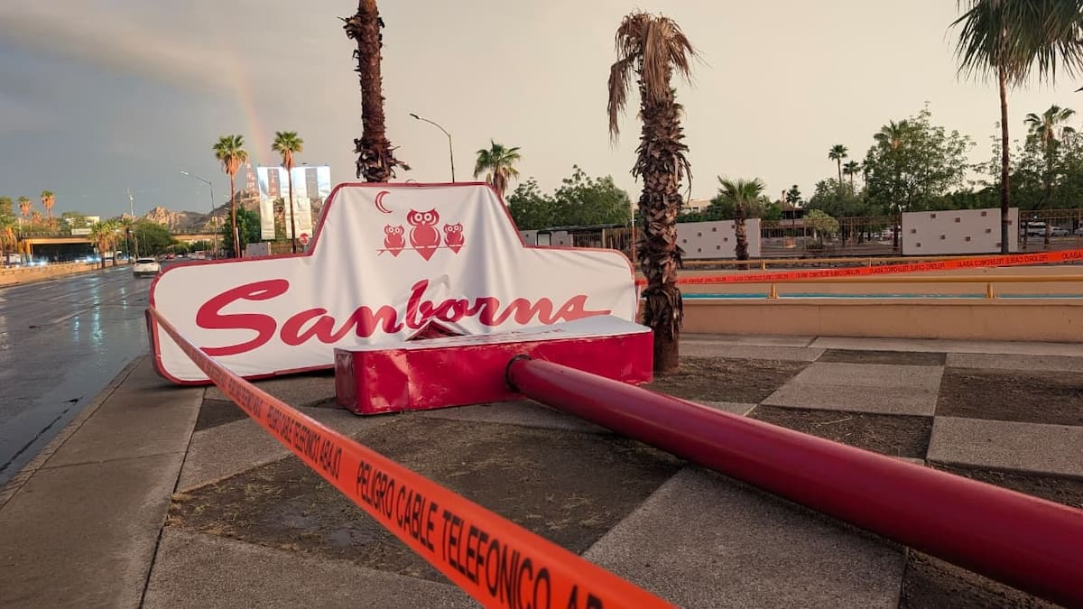 El anuncio de la cadena Sanborns, que se ubica en Luis Encinas y Navarrete cayó por la fuerza de los vientos. | Crédito: Julián Ortega (GH)
