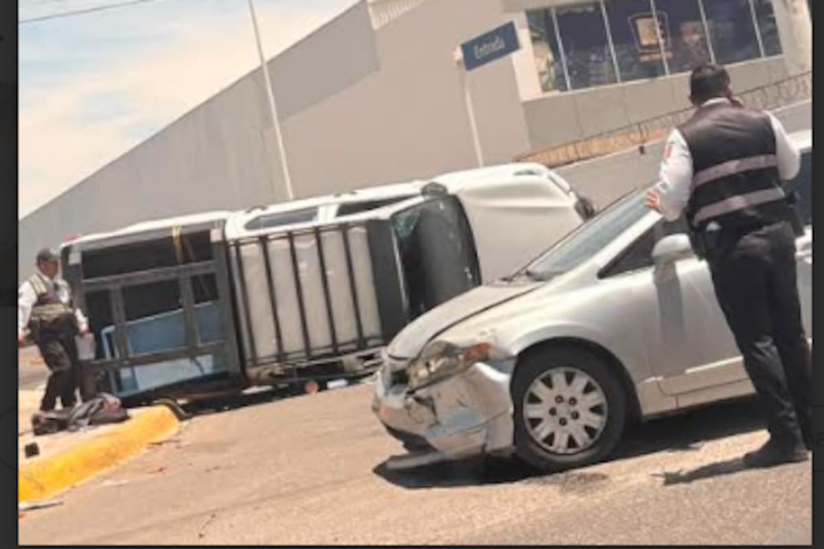 Invasión de carril provoca choque y volcadura en el bulevar Lázaro Cárdenas