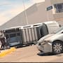 Invasión de carril provoca choque y volcadura en el bulevar Lázaro Cárdenas
