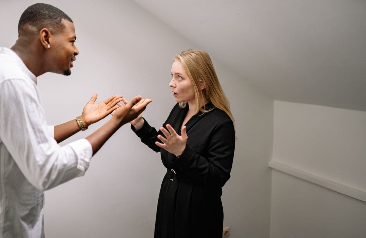 ¿Por qué algunas personas explican todo lo que hacen? La psicología señala que justificar constantemente decisiones y acciones puede estar relacionado con miedo al rechazo o baja autoestima | Foto: Especial (canva)