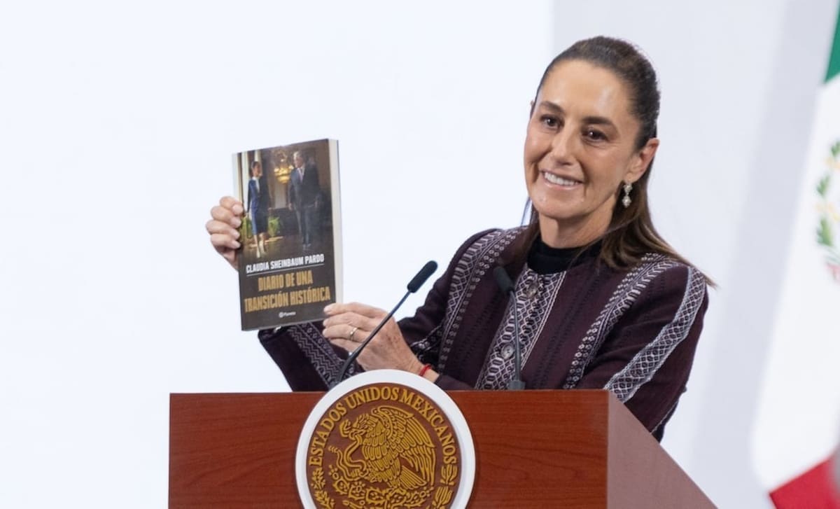 La Presidente de México presenta en la conferencia matutina del 24 de octubre de 2025 su libro "Diario de una transición histórica". Foto: Hugo Salvador / EL UNIVERSAL