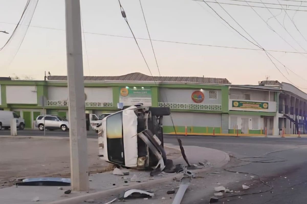 Joven conductor pierde el control y vuelca su vehículo en la Conjunto Urbano Orizaba