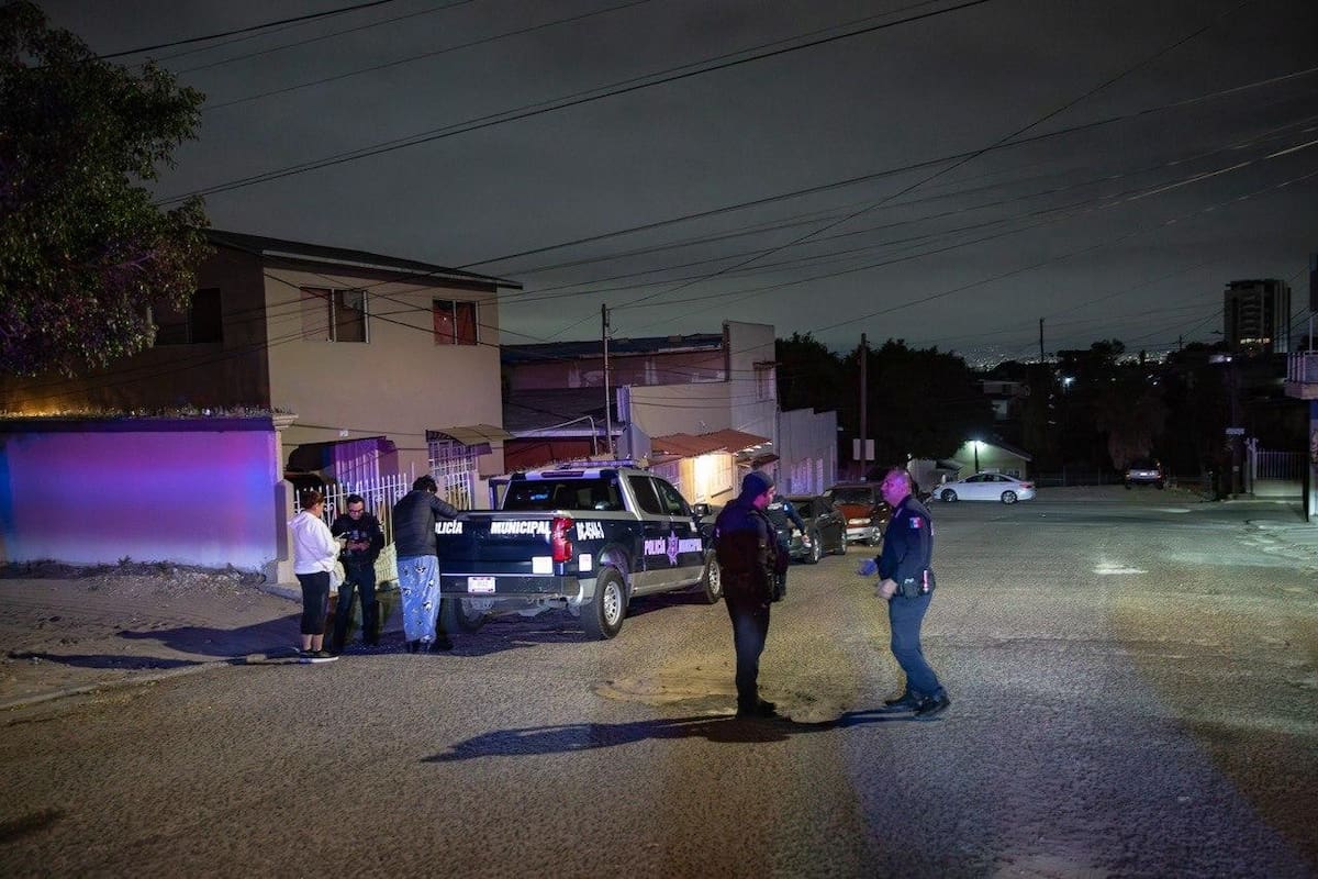 La víctima, de 37 años, fue trasladada en condición grave a un hospital tras recibir un disparo en el abdomen. Foto: Border Zoom
