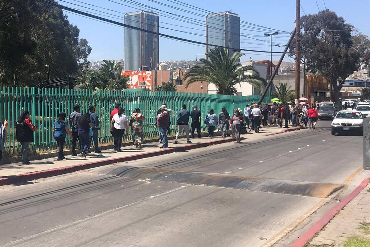 Largas filas en 'prepa' Lázaro Cárdenas por segunda dosis de vacuna contra Covid de Pfizer