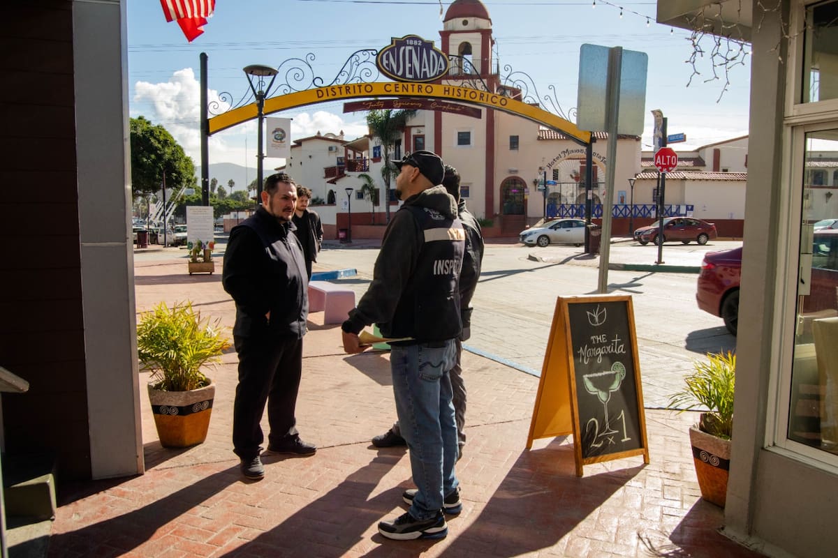 El operativo municipal busca que los comercios cumplan la normatividad y mejoren la limpieza en el primer cuadro y otras áreas de la ciudad. Foto: Cortesía