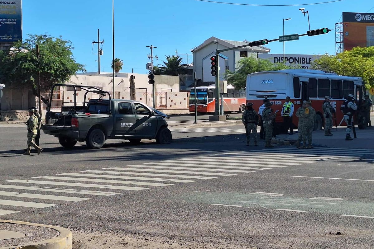 Unidad militar y camión urbano chocaron en el cruce de Luis Encinas y calle Rosales