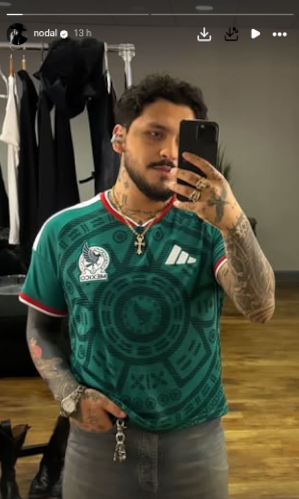 Christian Nodal se suma al ambiente mundialista al posar con la camiseta de México