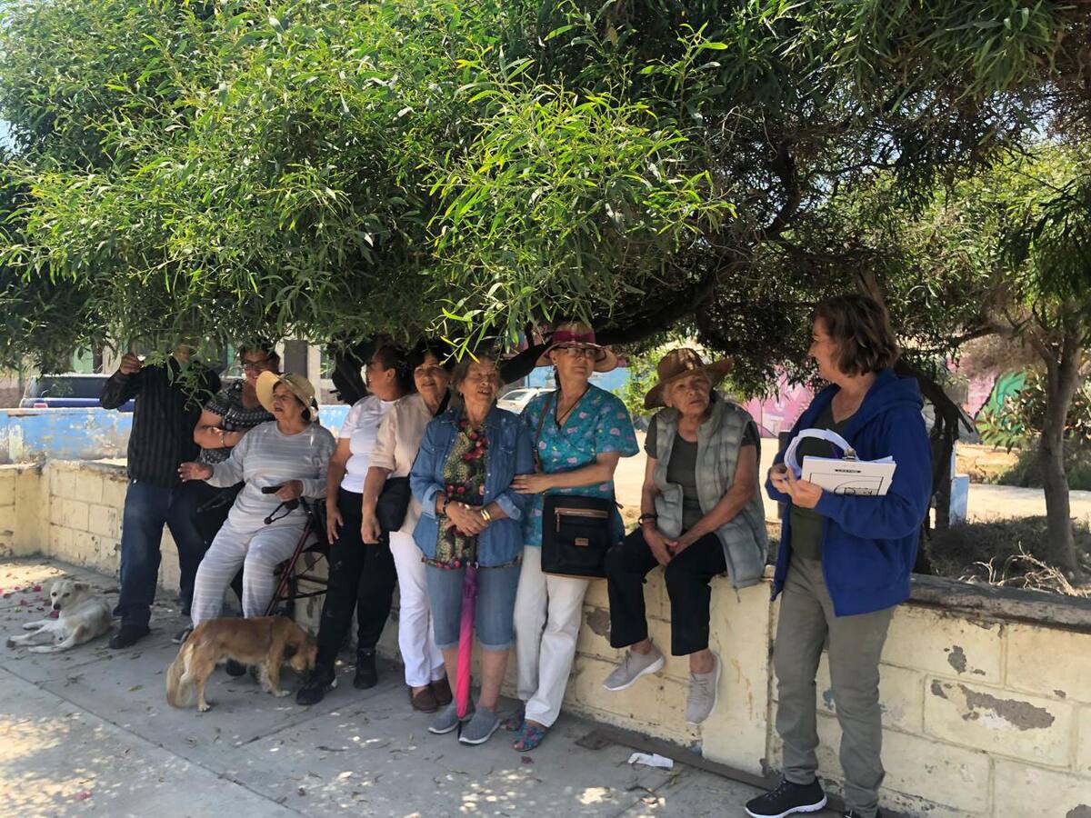 No hubo tiempo de avisar a todos los vecinosm, así que muchos de ellos llegaron al sitio para atestiguar el traspaso del terreno, algo que finalmente no ocurrió.