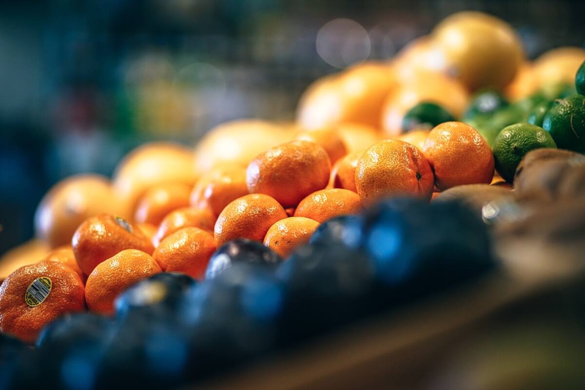 VIDEO: Detienen a italiano por escupir en frutas de mercado