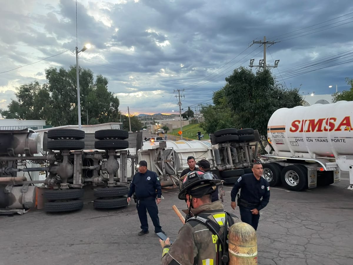 Vehículos de emergencia bloquearon el acceso al Parque Industrial San Ramón durante las maniobras. FOTO: MANUEL JIMÉNEZ