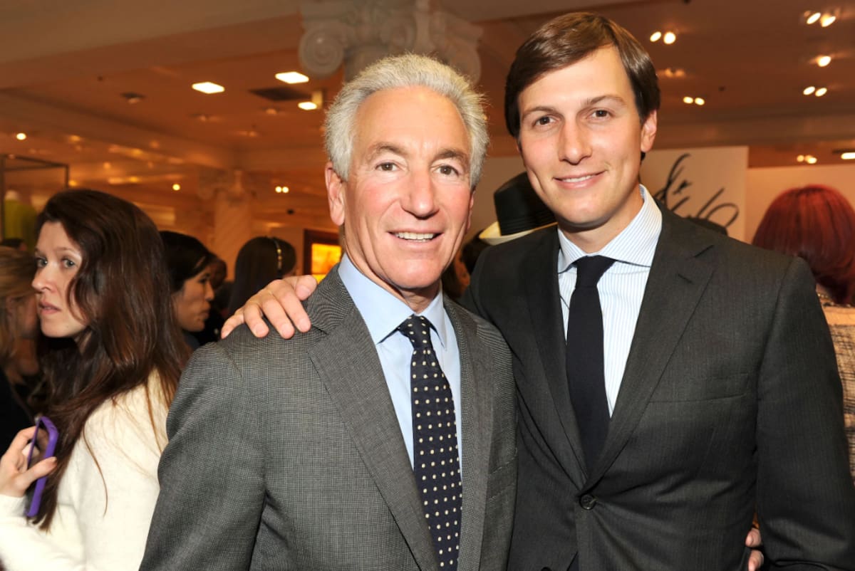 Kushner junto a su hijo Jared, esposo de Ivanka Trump. /Foto: Vanity Fair.
